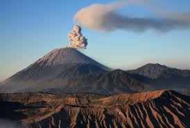 Dari tampilan magmaindonesia, sabtu 11 april 2020, selain gunung anak krakatau, tercatat ada lima gunung berapi lain yang tengah aktif. Inilah 5 Gunung Berapi Tertinggi Di Indonesia