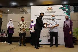 Translations of the word majlis from french to english and examples of the use of majlis in a sentence with their translations: Pengerusi Punb Merasmikan Majlis Perasmian Dan Penutup Bengkel Pembangunan Usahawan Mesyuarat Agung Bil 7 2021 Pertubuhan Ibu Tunggal Kebangsaan Malaysia Negeri Selangor