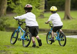 Wbmomen libur kali ini di pergunakan si kaka utk belajar naik sipeda di kampung neneknya. Melatih Anak Konsentrasi Salah Satu Manfaat Main Sepeda Mamapapa Id