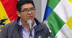 Ministro critica marcha de maestros en La Paz