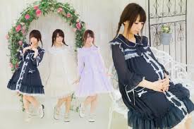 Salah satu style ibu hamil untuk ke kantor/kerja antara lain adalah dress yang dipadukan dengan blazer atau rompi panjang. Pakaian Lolita Karya Desainer Jepang Buat Wanita Tetap Modis Meski Sedang Hamil Berita Jepang Japanesestation Com