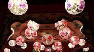 Tidak hanya bisa dipasang di kamar tidur, namun juga ruang keluarga sebagai hiasan yang cantik. Gantung Lampion Dipercaya Bisa Mengusir Roh Jahat Ini Sejarah Hingga Cara Membuat Lampion Pos Belitung