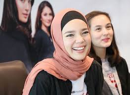 Of course she still dares to pursue her dream of becoming a singer and she also. Tembus 1 Juta Penonton Ayat Ayat Cinta Bersaing Dengan Film Hollywood