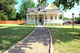Historic C 1895 Home Located At 1002 E Marvin Ave Waxahachie Tx 75165 Victorian Architecture Architecture Old Houses