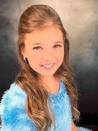 Stephanie Dement's Instagram, Twitter & Facebook