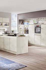 Kucheninsel In Beton Weiss Mit Grifflosen Turen Kuche Moderne Kuche Kuchentrends