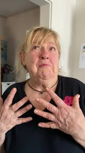 Gen Z Test Oma Met Neefje Harde Lach