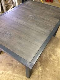 Daneben kann man durch das fliesen aber auch einen tisch ganz. Gartentisch Aus Holz Mit Fliesen Als Tischplatte Gartentisch Holz Tische Holz Tisch