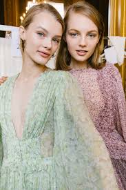 The Best Backstage Photos From Paris Fashion Week Spring 2019 Models Backstage Fashion Week Photos Fashion Week Spring