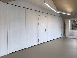 Mobile Trennwand Premium Classic Mit Flurseitiger Aufdoppelung Aus Fichte Dreischichtplatten Mit Weiss Lasierter Oberflache Trennwand Wand Getrennt