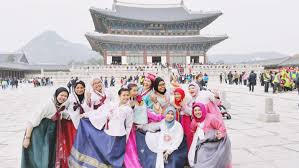 Sedang untuk bagian bawah, wanita mengenakan. Kepada Wanita Yang Ingin Melancong Ke Korea Mesti Cuba Pakaian Tradisional Korea Di Lokasi Yang Mesra Muslim Islam Itu Indah