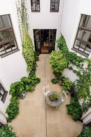 Dengan luas tanah yang minimalis, coba tanam tanaman hias yang tingginya sekitar 1 meter, maka akan tampak berwarna suasana rumahmu. Inspirasi Taman Kering Minimalis Di Lahan Rumah Mungil