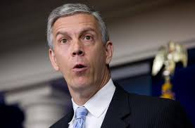 Teachers Threaten Education Secretary Arne Duncan