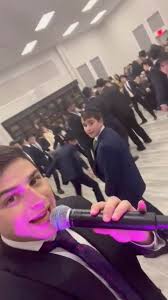 Singer & shadchan?!? Mazel Tov to Yossi Newman's son Avi!! @yossinewman  @yitzchokheilbrun2.0 #lchaim #mazeltov #shadchan #meirsolomonmusic  #yossinewman #simcha #singing #dancing