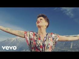 Watch the video for comunque andare from alessandra amoroso's vivere a colori for free, and alessandra amoroso (galatina, 12 agosto 1986) italian singer rose to prominence in 2009 with the. Comunque Andare Alessandra Amoroso Testo Della Canzone Wikitesti
