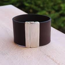 Que vous recherchiez un bracelet en or, en argent, en cuir, une gourmette femme, un jonc ou grâce à notre outil recherche avancée, trouvez facilement le bracelet femme qui vous correspond. Bracelet Cuir Femme Manchette Cuir 40mm Marron Fifi Brin De Cuir