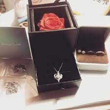 ring is love2 on instagram lumiere heart 實心純銀打造而成優雅設計高閃爍既美鑽鑲綴其間閃爍既碎石圍繞心形兩旁展現中央一卡美鑽閃耀魅力散發璀璨極致光茫法國花園系列 lumiere heart ringisl heart ring jewelry rings