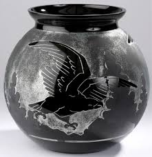 Paul Heller Xxe Siecle Pour La Manufacture De Rupel Vase Boule En Verre Teinte Noir A Decor Degage A L Acide D Aigles En Vol Sur Fond Partiellement Amati Et