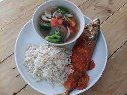 Nasi putih 50 gram, ayam bakar kecap 40 gram, oseng tauge tomat 100 gram, kerupuk bawang, dan sambal korek, melon potong. 12 Idea Serta Resipi Nasi Berlauk Bagi Yang Sedang Diet Dan Ingin Kurus