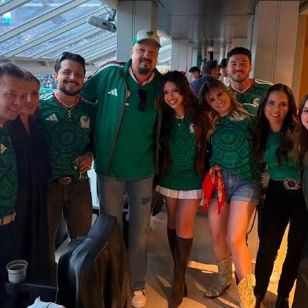 VZ - Christian Nodal, Pepe Aguilar, Ángela y María José, convivieron ayer  junto a los gobernadores de Jalisco y Nuevo León, en el partido México vs  Ecuador. #ChristianNodal #PepeAguilar #AngelaAguilar #LaJosa #Mexico |