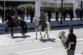 Η παρέλαση έλαβε χώρα στον παλιό λιμάνι του νησιού με όλους τους συμμετέχοντες να τηρούν τις αποστάσεις. Ofmmxphblsyzmm