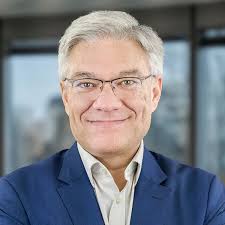 Amazon.com: STRATEGIQUE, 9E EDITION+ETEXT: 9782744075209: FRERY, Frédéric,  JOHNSON, Gerry, SCHOLES, Kevan: Books