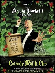 À onze ans, son père le fait entrer au séminaire où il rencontre le père silvio mantelli, un jeune prêtre passionné par l'illusionnisme. Critique Avis Comedy Majik Cho De Arturo Brachetti Theatre Spectacles Culture Tops