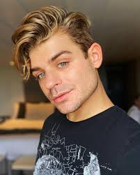 從出櫃被排斥到與男友完婚訪談迪士尼正太演員Garrett Clayton：「希望能幫助他人活出真實自我！」 | GagaTai 嘎嘎台
