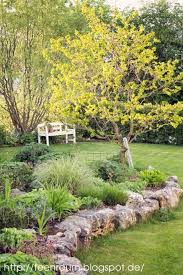 Good Idea To Make A Flat Strip In 2020 Rock Retaining Wall Landscaping Retaining Walls Backyard Landscaping
