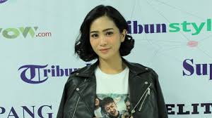 Kakak bunga zainal pamer tato salib di punggung, misterikisah.com ~ belakangan ini pesinetron cantik bunga zainal sering menjadi sorotan. Sempat Diisukan Pindah Agama Bunga Zainal Tampil Berhijab Ucapkan Ini Untuk Semua Warta Kota