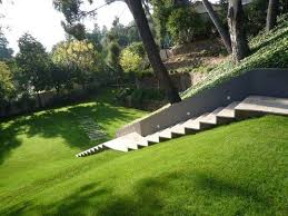 La construction d'un escalier en béton ne présente aucune difficulté, il faudra seulement être minutieux lors de la mise en forme du coffrage (voir plus bas). 5 Astuces Pour Amenager Un Terrain En Pente Maisons Pep S