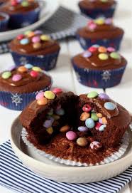 Braucht Ihr Noch Eine Leckere Idee Fur Den Nachsten Kindergeburtstags Wie Ware Es Mit Schokoladenmuffins Mit Smartie Schokoladenmuffins Lecker Smarties Kuchen
