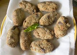 Passate le polpette nel pangrattato e appoggiatele man mano su un piatto o su un foglio di carta da forno. Ricetta Delle Polpette Di Melanzane Al Forno Facilissima