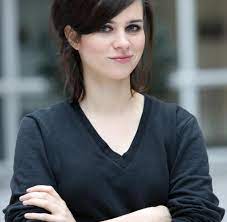 Green eyes, very dark brown hair, pale complexion, long legs, slim build, full thighs, small breasts, stick straight hair, tall height. Tatort Kommissarin In Nora Tschirner Schlummert Ein Kontrollfreak Welt