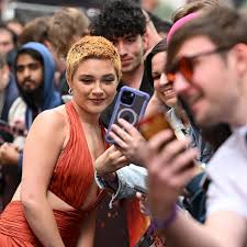 Florence Pugh es golpeada en la cara por un objeto lanzado durante la  promoción de Dune: Parte 2