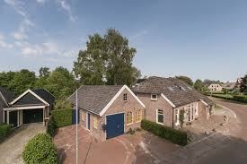 Zo onthulde hij in de nieuwe editie van weekend onthult hij behoorlijk wat. Binnenkijken In Het Bepaald Kleurrijke Weekendhuis Van Johan Derksen Waar Hij Graag Vanaf Wil