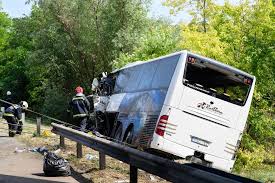 A busz átszakította a szalagkorlátot és az autópálya felüljárója hídpillérének ütközött. Bvejw Fymmhhm