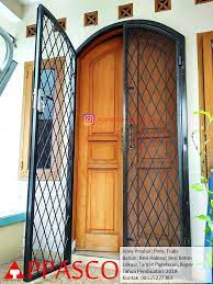Jika dilihat sekilas, model teralis pintu ini terlihat biasa saja, tapi jangan salah sangka dahulu. Pintu Teralis Besi Beton Cantik Dan Kokoh Di Taman Pagelaran Bogor Jual Kanopi Tralis