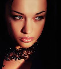 Alguien sabe el nombre de esta chavala?