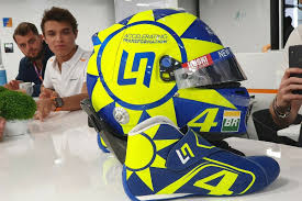 Valentino rossi tampil dengan helm agv baru di sesi tersebut. Lando Norris Mit Valentino Rossi Helm Vr46 Fankult Fur Monza