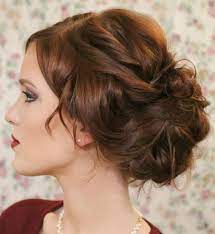 Idee De Chignon Le Chignon Flou Sur Cheveux Boucles Chignon Flou Coiffure Tendances Coiffures
