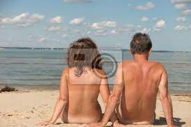 Nackte familie sitzt am strand. leinwandbilder • bilder FKK-, legged,  nachdenklich | myloview.de