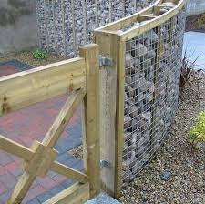 Palet bekas di susun sedemikian rupa sehingga menghasilkan sebuah komposisi yang proporsional. Musafir Negeri En Twitter Ini Sekedar Ide Yg Mau Mempercantik Rumah Kl Byk Batu Kali Disekitar Rumah Cukup Kayu Bekas Peti Kemas Kawat Pvc 1 2 Inci Udah Bisa Buat Pagar Rumah Agar