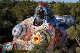 Niki De Saint Phalle S Monumental Tarot Garden Nestled In A Wooded Space In Tuscany An Incredible Batch Of Large Scale Scul Sculptures Art Sculpture Stand