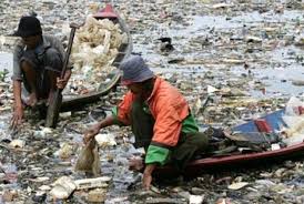 Sampah yang dibuang sembarangan di sungai akan menyababkan aliran air di sungai terhambat. Bantaran Sungai Palu Jadi Tempat Buang Sampah Republika Online