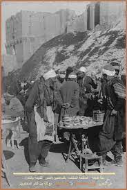 إحدى أندر الصور وأروعها أمام قلعة حلب تعود للعام 1904م حراك اجتماعي متميز وسوق للباعة الذين يظهر ضمنهم بائع الكعك البسيط في جو aleppo city syria aleppo