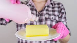 Prepariamo del detersivo gel piatti sciogliendo del vero sapone di marsiglia, del bicarbonato di sodio, e della soda da bucato. I Tanti Utilizzi Che Non Conosci Del Detersivo Per Piatti Per Il Bucato Per Eliminare Insetti Per La Tua Bellezza E Molto Altro Il Mondo Delle Donne