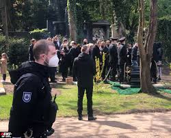 Willi herren grab / nach beerdigung von willi herren ehefrau jasmin besucht das grab abendzeitung munchen : Willi Herren Beerdigung Weit Uber 500 Trauergaste Beisetzung Mit Pferdekutsche Und Applaus Auf Dem Melaten Friedhof Koln Mit Video News On Tour De