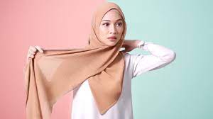 Cara mudah memakai tudung bawal yang hujungnya bulat. 10 Gaya Cantik Cara Pakai Tudung Bawal Paling Mudah Kemas Comel Qotrunnada Youtube