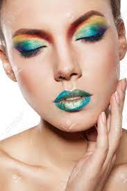 Mode beauté news et société culture people lifestyle food hommes. Beau Visage De Femme Avec Maquillage Arc En Ciel Fille Witn Yeux Fermes Toucher Son Visage A La Main Banque D Images Et Photos Libres De Droits Image 17009302